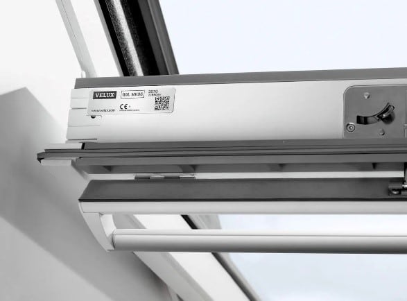 tabliczka znamionowa na oknie velux